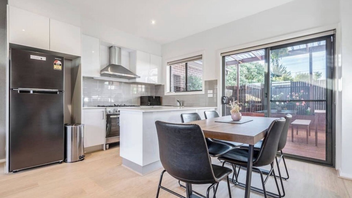 Broadmeadows House | Townhouse w Private Yard | MEL Airport 10mins away