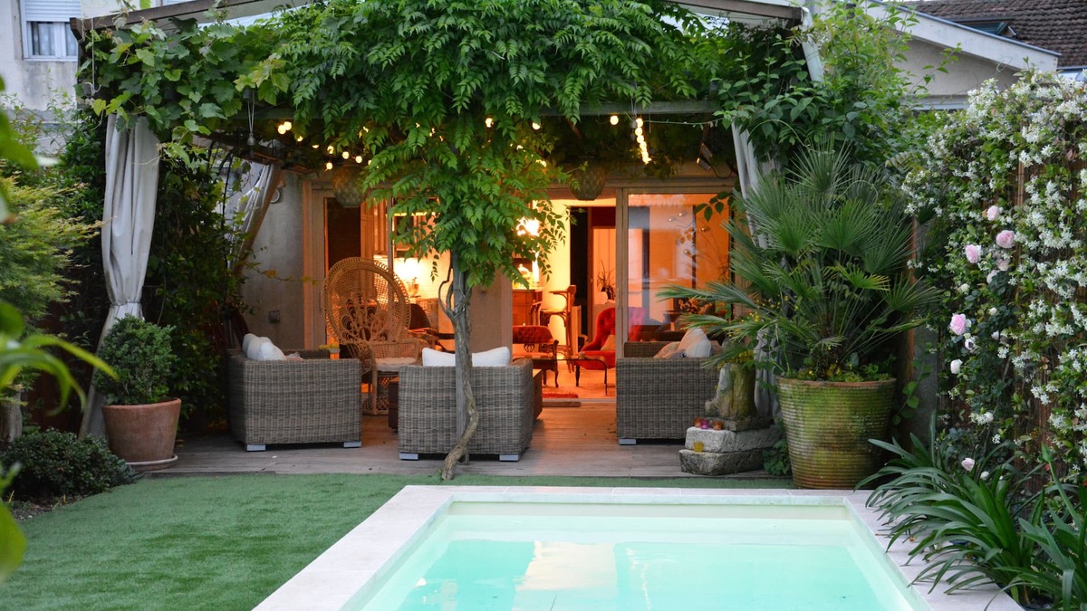 Talence House | Townhouse with pool and garden