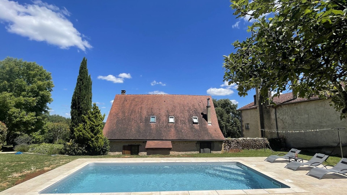 Mauzac-et-Grand-Castang Cottage | Traditional stone cottage, private swimming pool and garden with stunning views