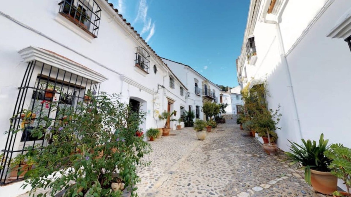 Jimena de la Frontera House | Traditional 18th century house with courtyard & pool in historic pueblo blanco