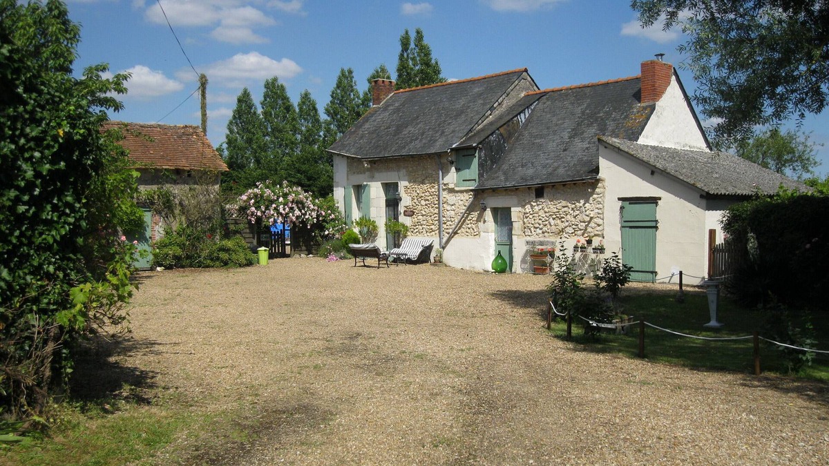 Noyant Cottage | Traditional 300 year old French Cottage private pool/ garden WIFI Pets Welcome