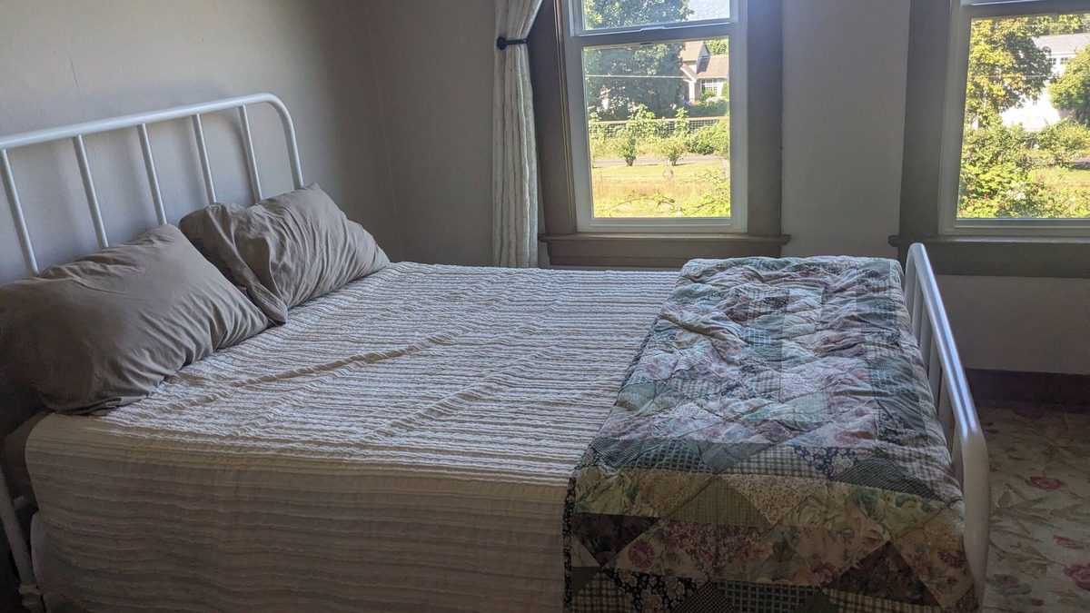 Everett Bed & Breakfast | Traditional bed & breakfast in Snohomish with comfy bed, private bathroom, WiFi