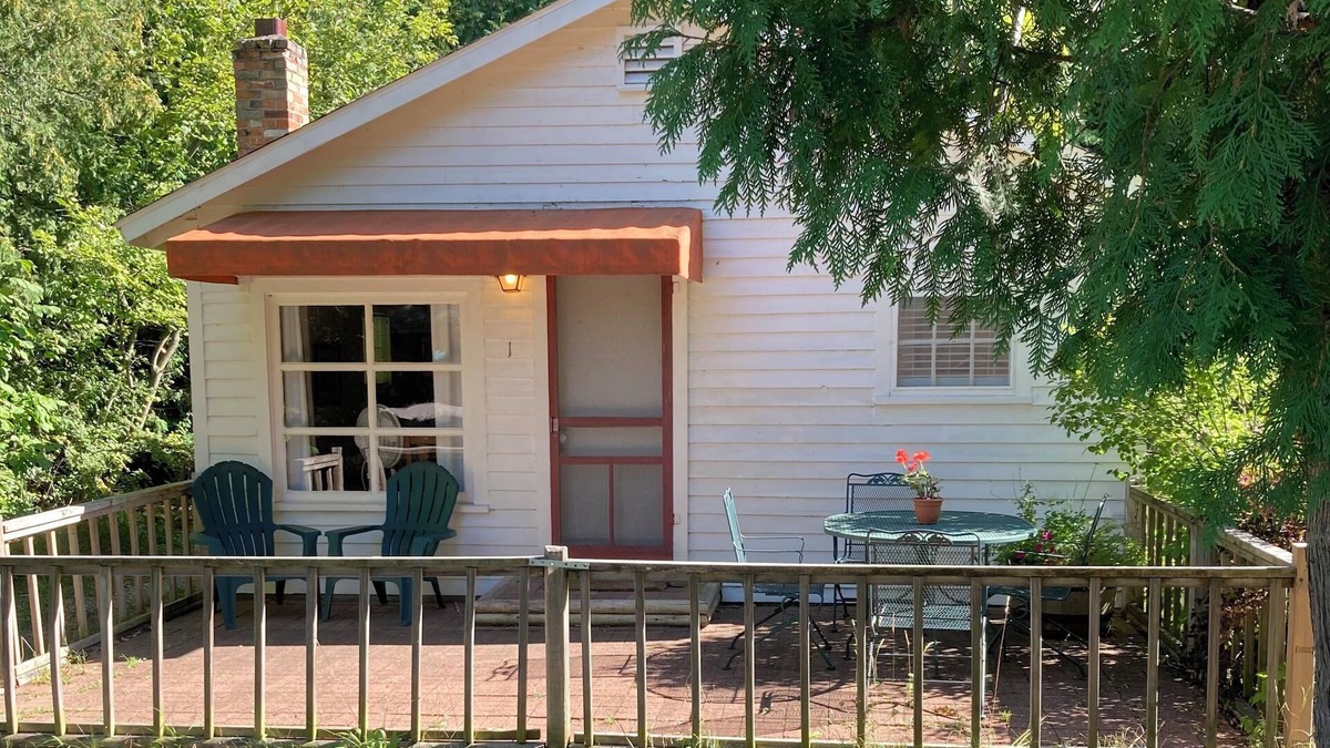 Gills Rock Cottage | Traditional Cottages,5 minutes from the lake, Travel Green, Pet-Friendly