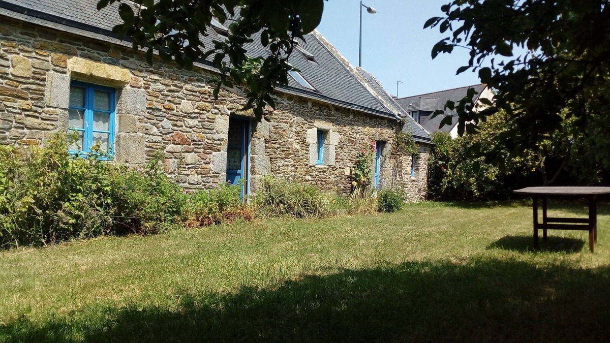 Le Conquet House | Traditional farmhouse with large garden. Porsliogan beach 500m away on foot.