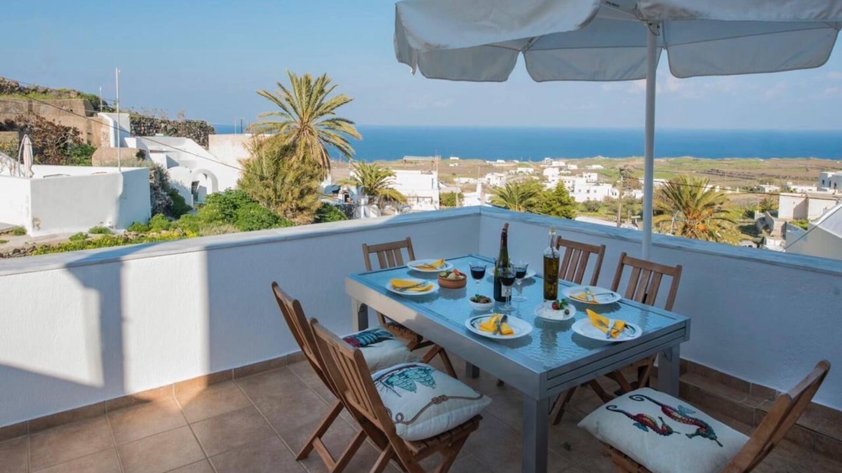 Kamari House | Traditional Greek house in a small village