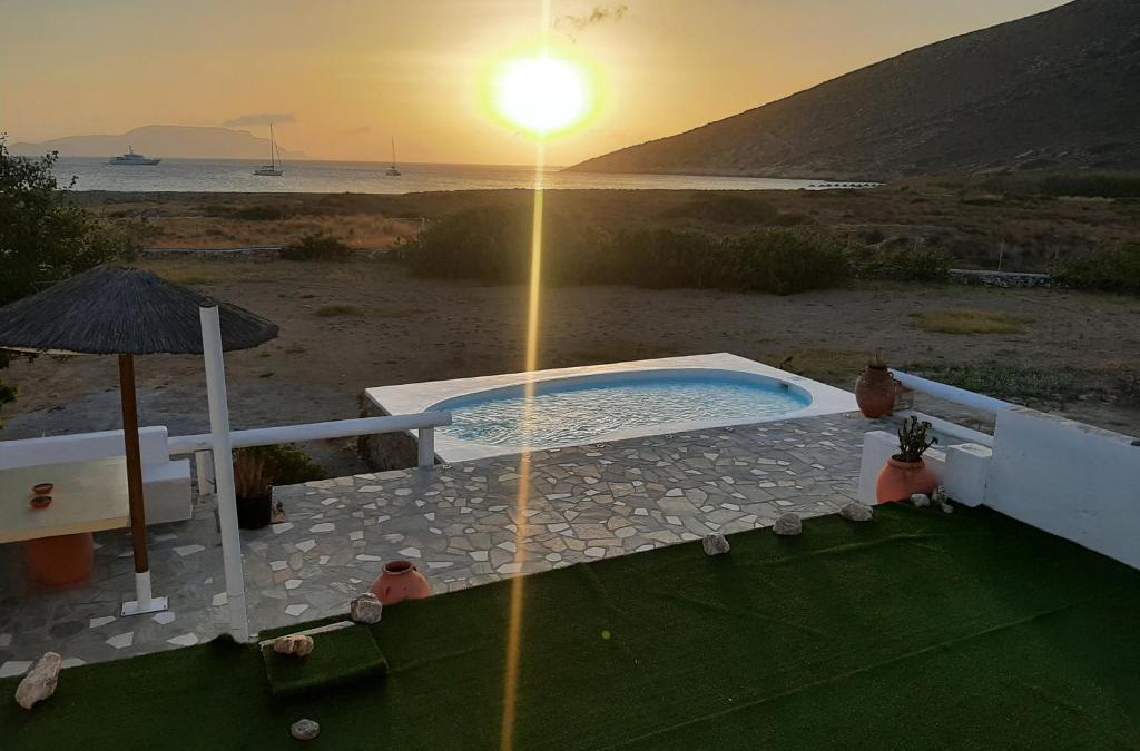 Milopotas House | Traditional House by The Beach