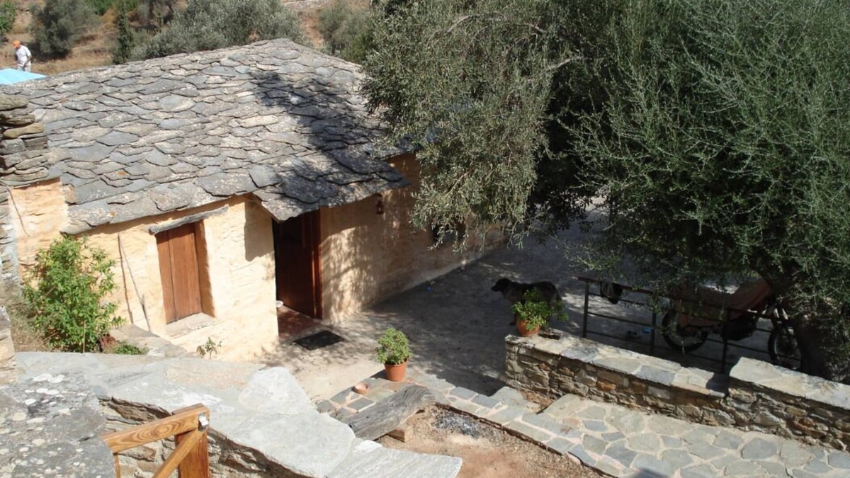 Steni Dirfyos House | Traditional Old Farmhouse in Evia Island in Greece!