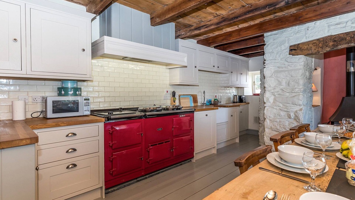 St Brides Cottage | Traditional Pembrokeshire Farm Cottage between St Davids and Whitesands Beach.