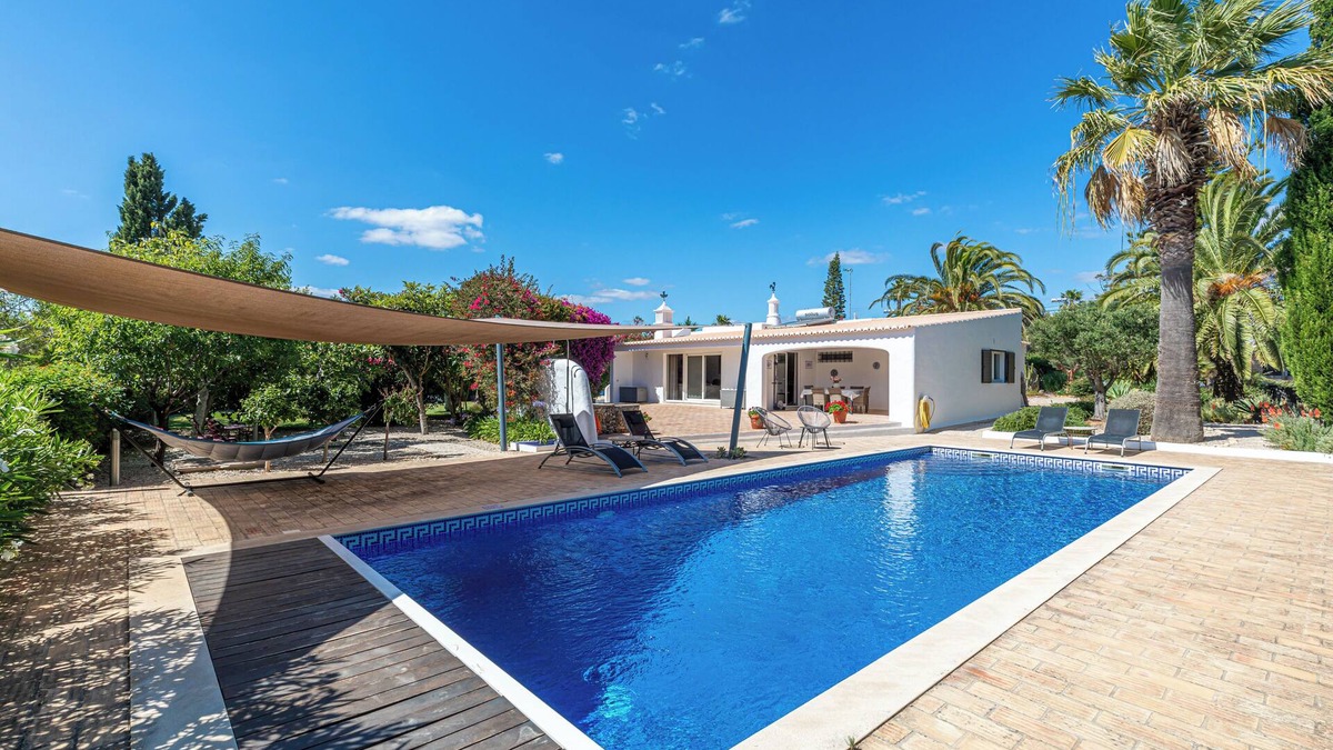 Vale de Centianes Villa | Traditional Portuguese villa for beach lovers; Connoisseurs and golfers