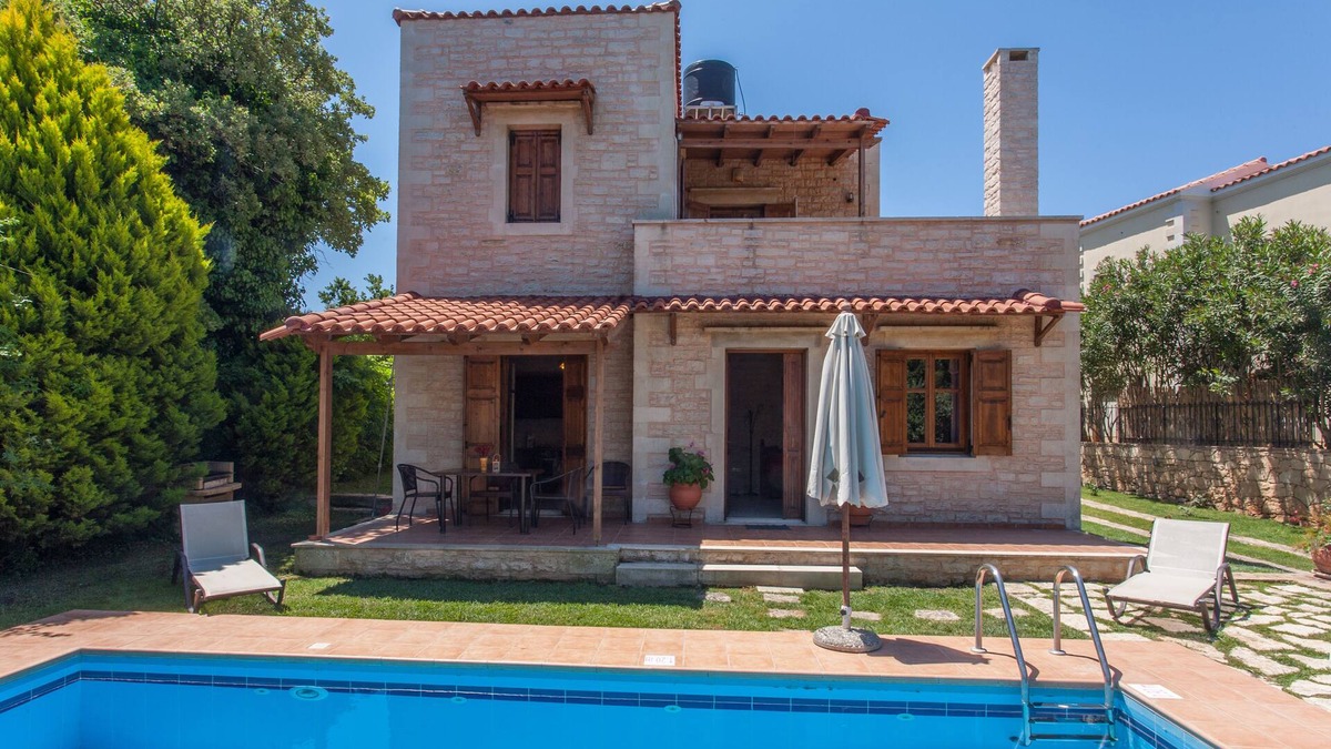 Prines Villa | TRADITIONAL STONE BUILD HOME NEAR BEACH WITH WI-FI AND PRIVATE POOL