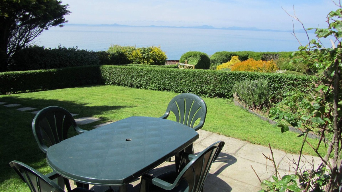 Llwyngwril Cottage | Traditional welsh cottage with Stunning Sea And Mountain Views
