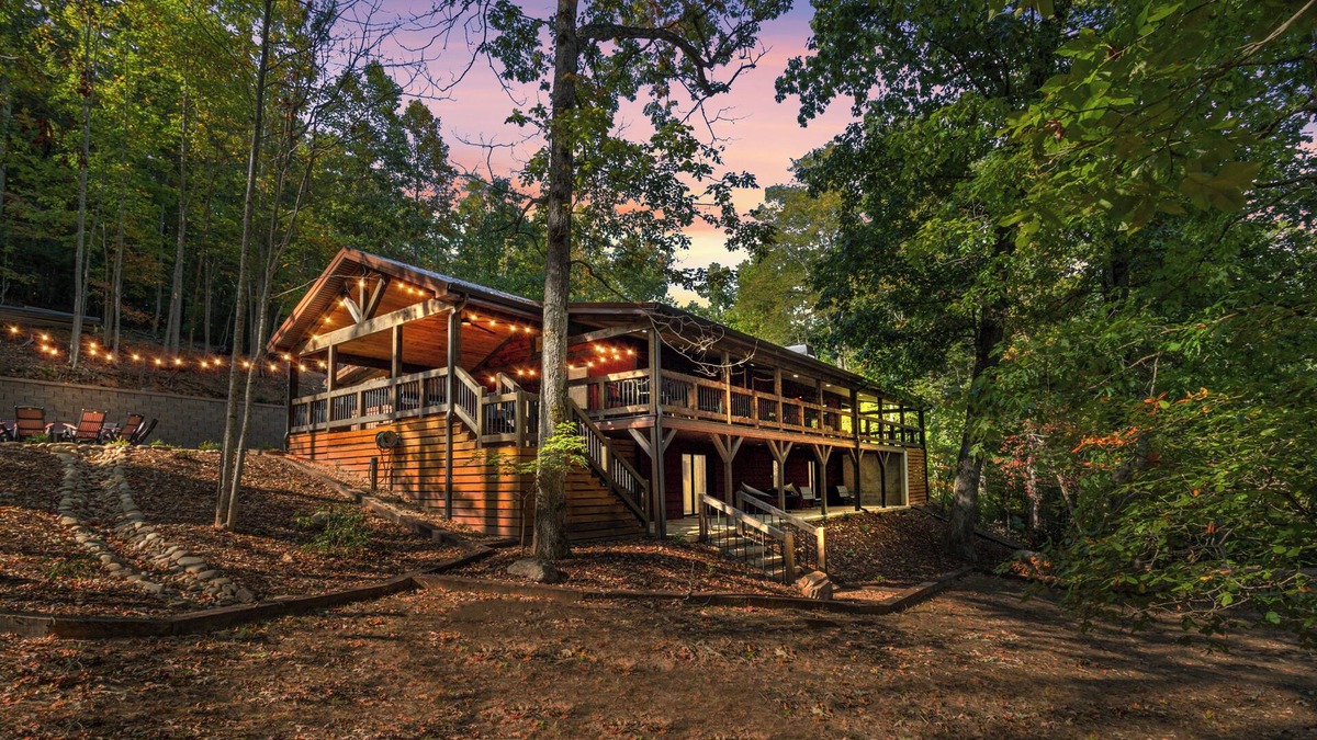 Morganton Cabin | Trails End Lodge - 5 BR cabin in Morganton with Games, WiFi, Hot Tub