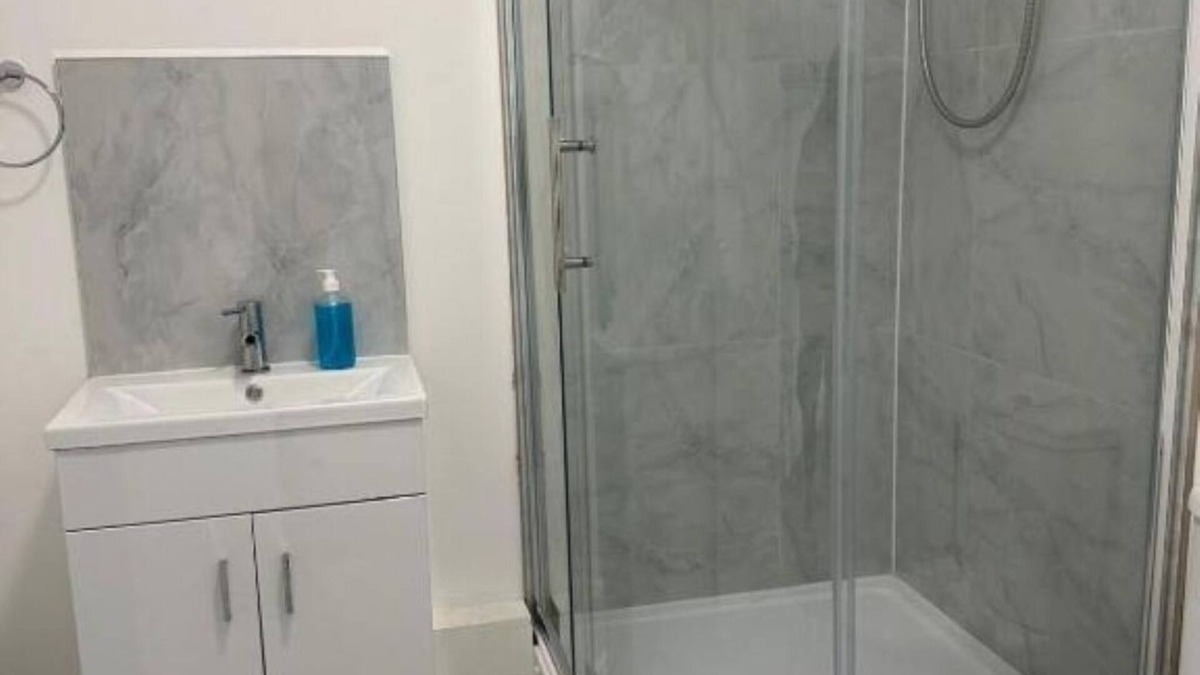 Scunthorpe Apartment | Train Station Aparthotel - Free Wifi, Free Parking Deluxe Double Studio