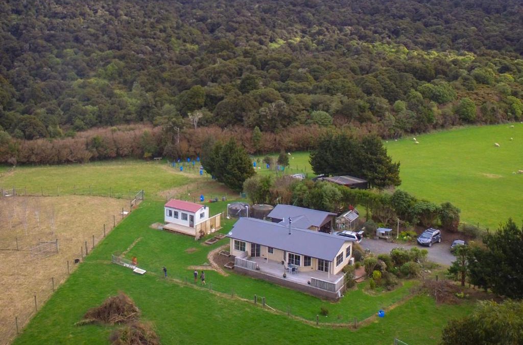 Papatowai Apartment | Tram Track Cosy Cabin Reserve