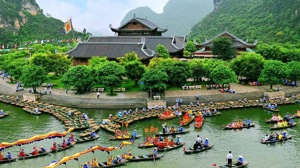 Ninh Binh Ski Chalet | Trang An Ao Dai Homestay - Wooden house with field view and private bathroom