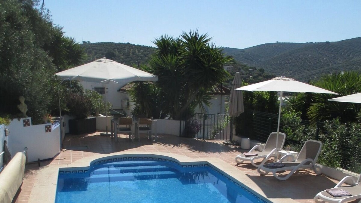 Villanueva de Algaidas Apartment | Tranquil One Bedroom Casita with Beautiful Pool, Air-Con and WiFi