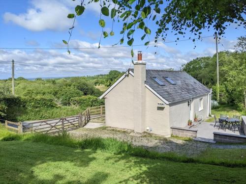 Felinfach House | Tranquil 1 bedroom cottage 15 mins drive to sea