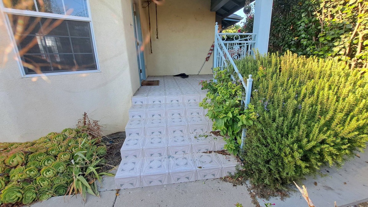 Ventura House | Tranquil 2-bedroom house in Ventura with flower garden close to beach