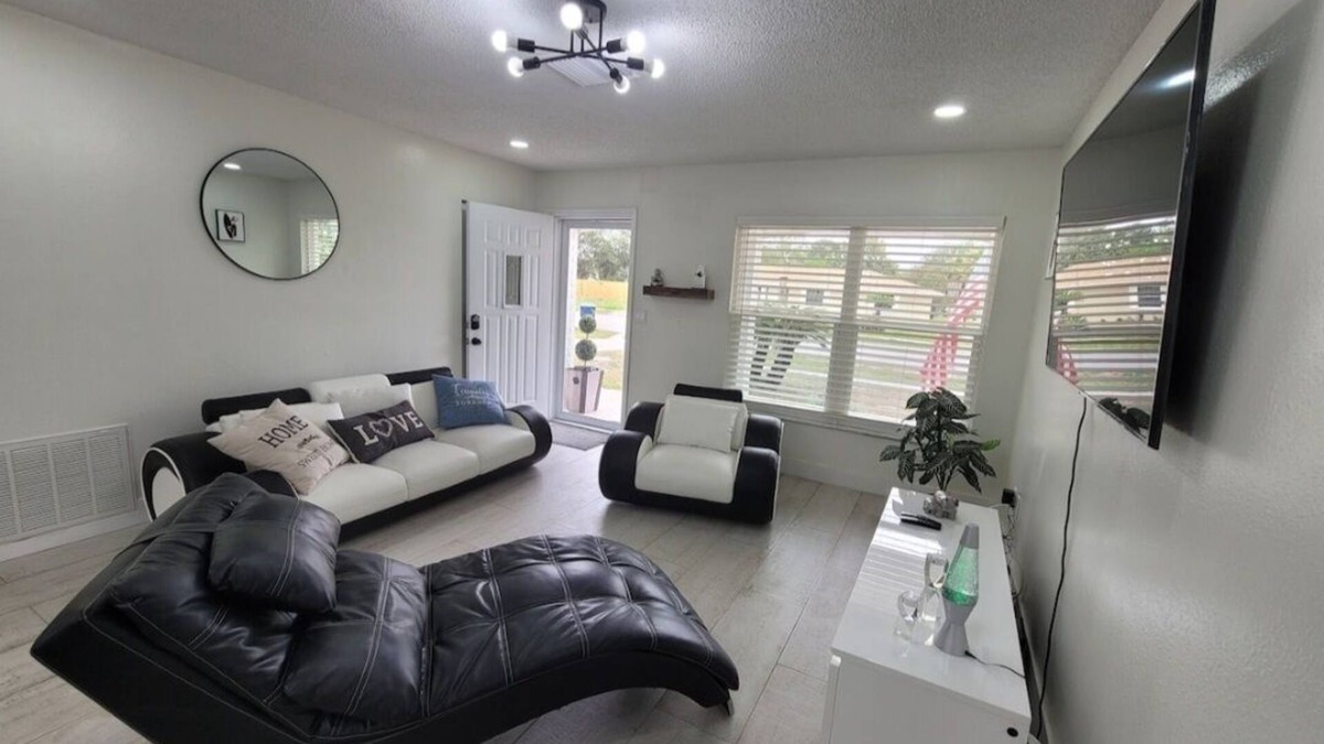 Berkeley Manor House | Tranquil 2-bedroom house with AC in Spring Hill