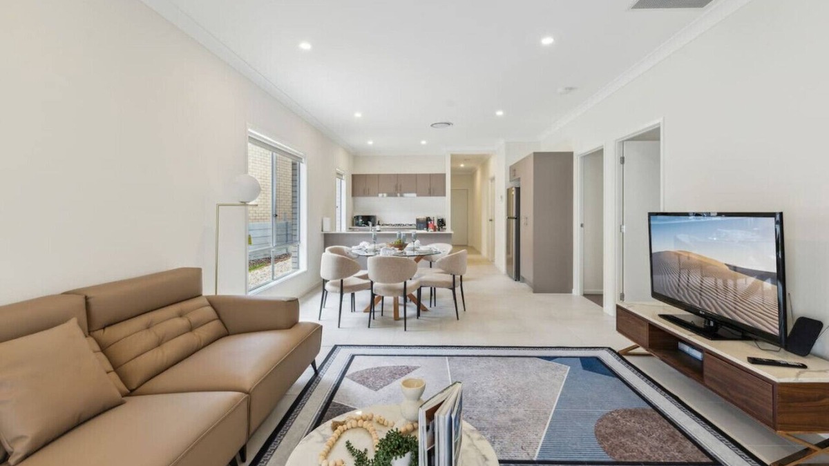 Spring Mountain House | Tranquil 3B2B Home w/Parking/Backyard 5Mins toMall