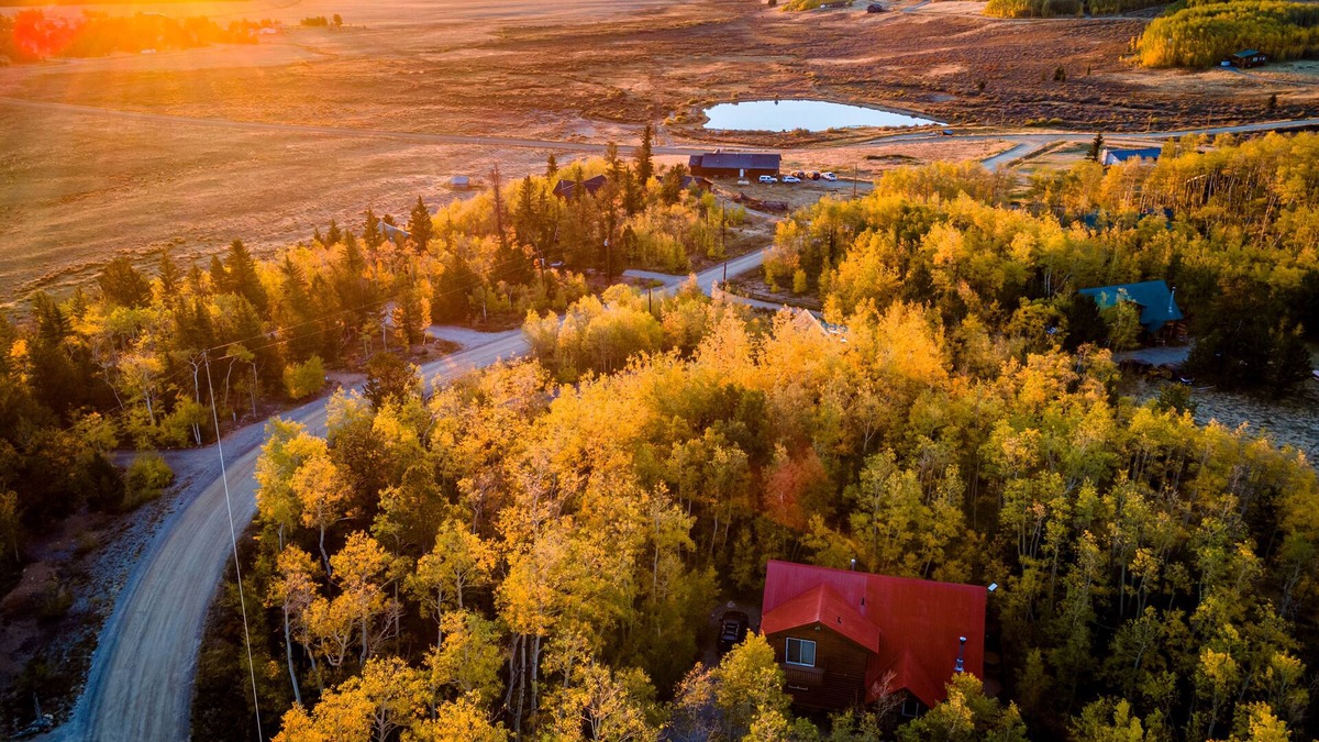 Warm Springs Cabin | Tranquil 5 Star Rated Log Cabin-King Beds-Peaceful-Walk to Fishing Ponds
