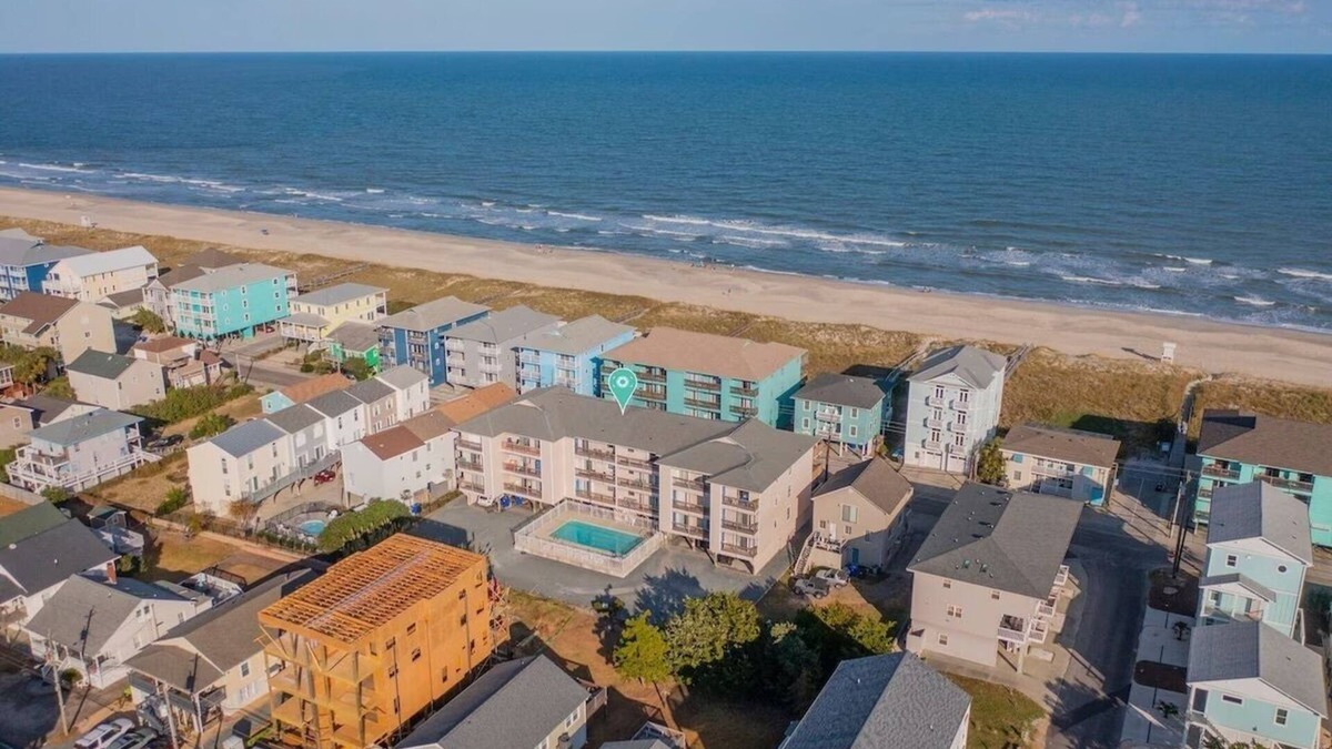 North Carolina Coast Condo | Tranquil beach getaway just steps from the sand!