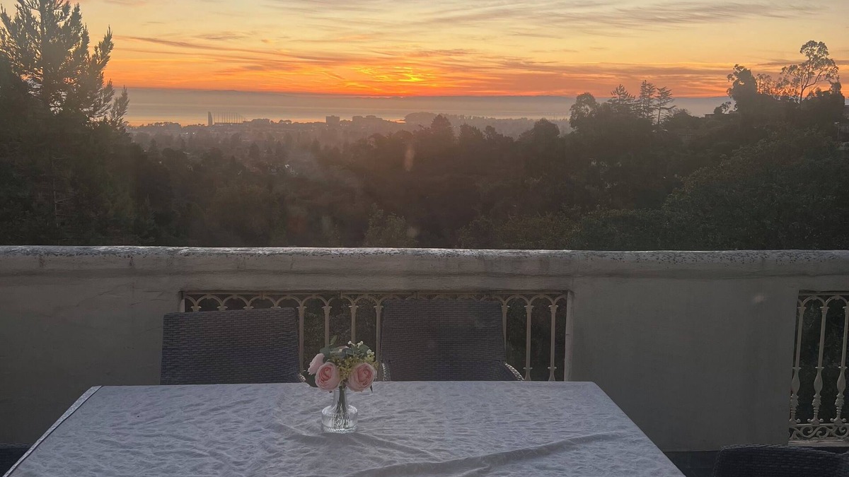 Burlingame Hills House | Tranquil Big and Bright 3-bedroom Burlingame Hills View Home