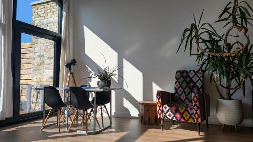 Stratford Apartment | Tranquil & Bright by The Canal