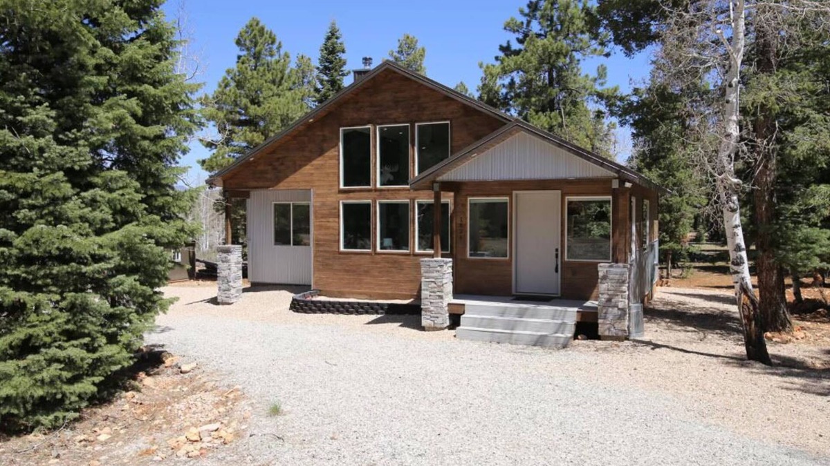 Duck Creek Village Cabin | Tranquil Cabin Retreat-2B/Loft; Sleeps 9+