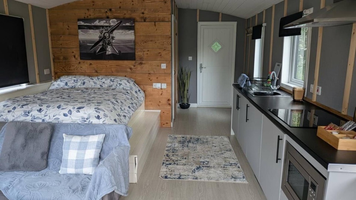 Llanfair Caereinion Cabin | Tranquil Cabin Retreat- Sleeps 2, Parking