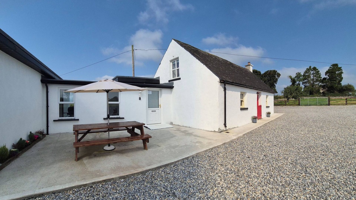 Coolbawn House | Tranquil Carney Commons Cottage - Sleeps 10