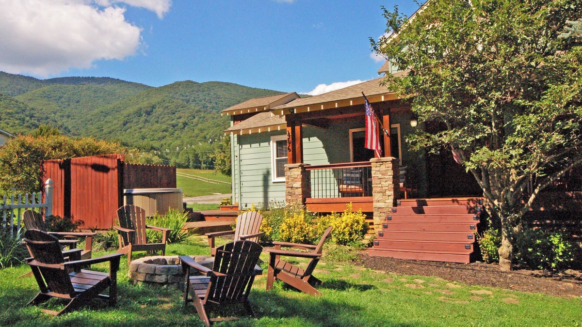 Waynesville House | Tranquil & Charming Hideaway ♛ King Suite, Hot Tub, Fire Pit & Covered Porch