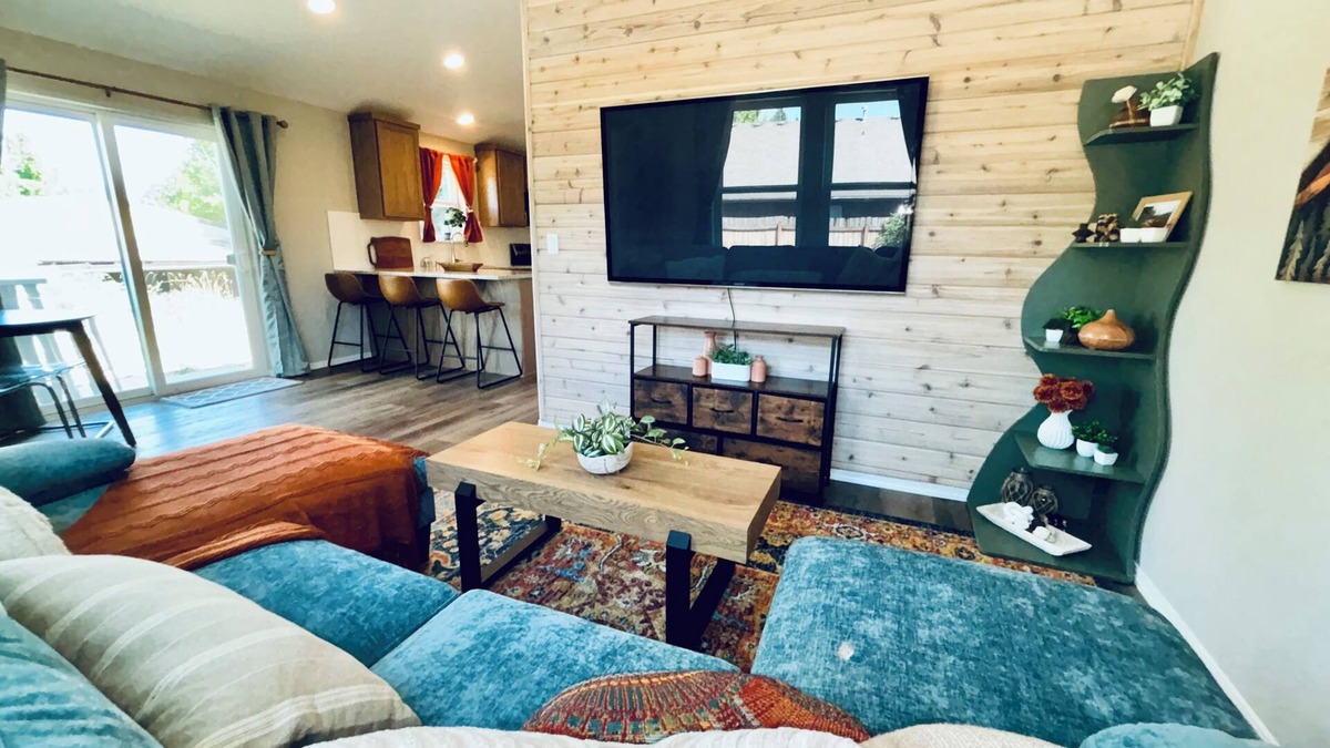 Hazel Dell House | Tranquil Colorful Comfort, 3-bedroom house with AC in Vancouver