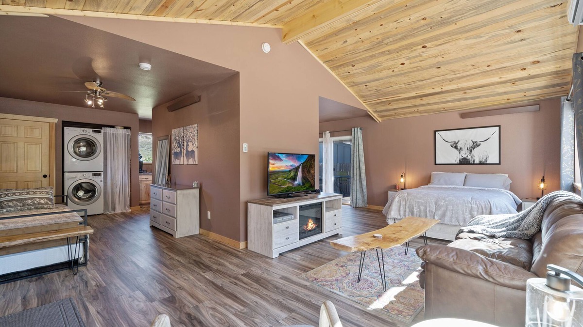 Fort Collins Apartment | Tranquil Cottage Guest House- 5 minute walk to Horsetooth lake!
