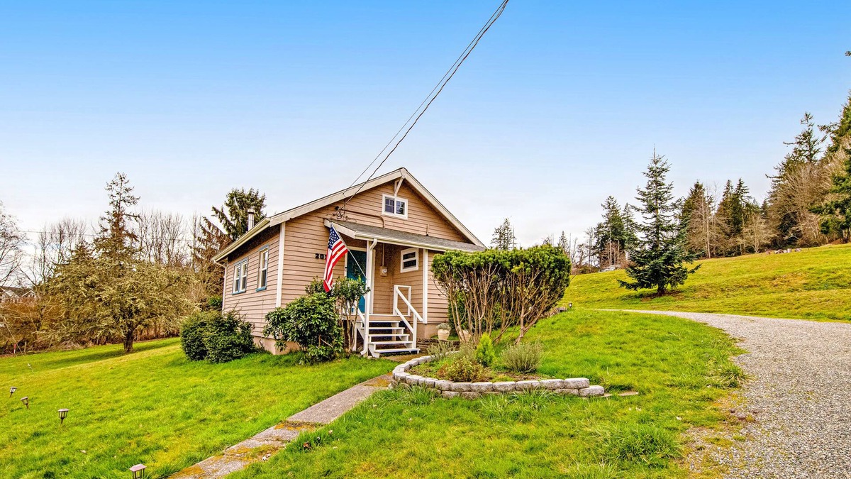 Fox Island House | Tranquil cottage with mountain view, fast WiFi & W/D - walk to waterfront