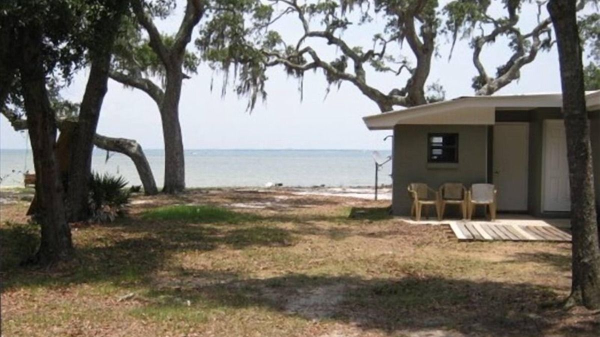 Josephine Cottage | Tranquil Cozy One Bedroom Waterfront House