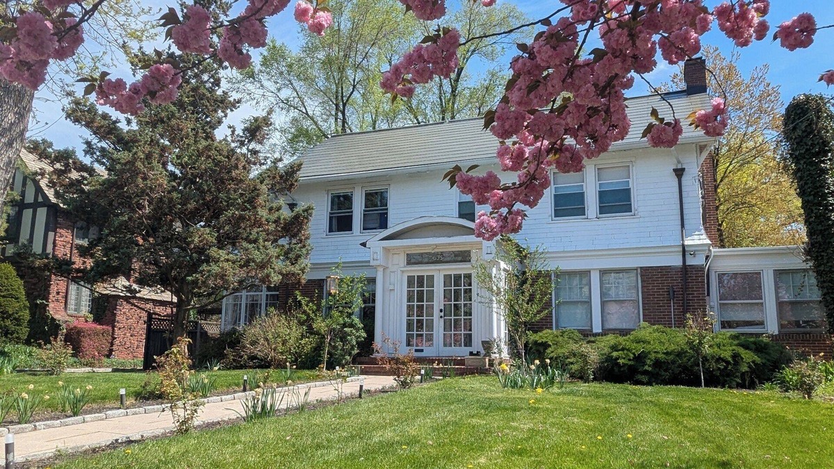 Elizabeth House | Tranquil detached home on safe & quiet neighborhood with large yard for hosting