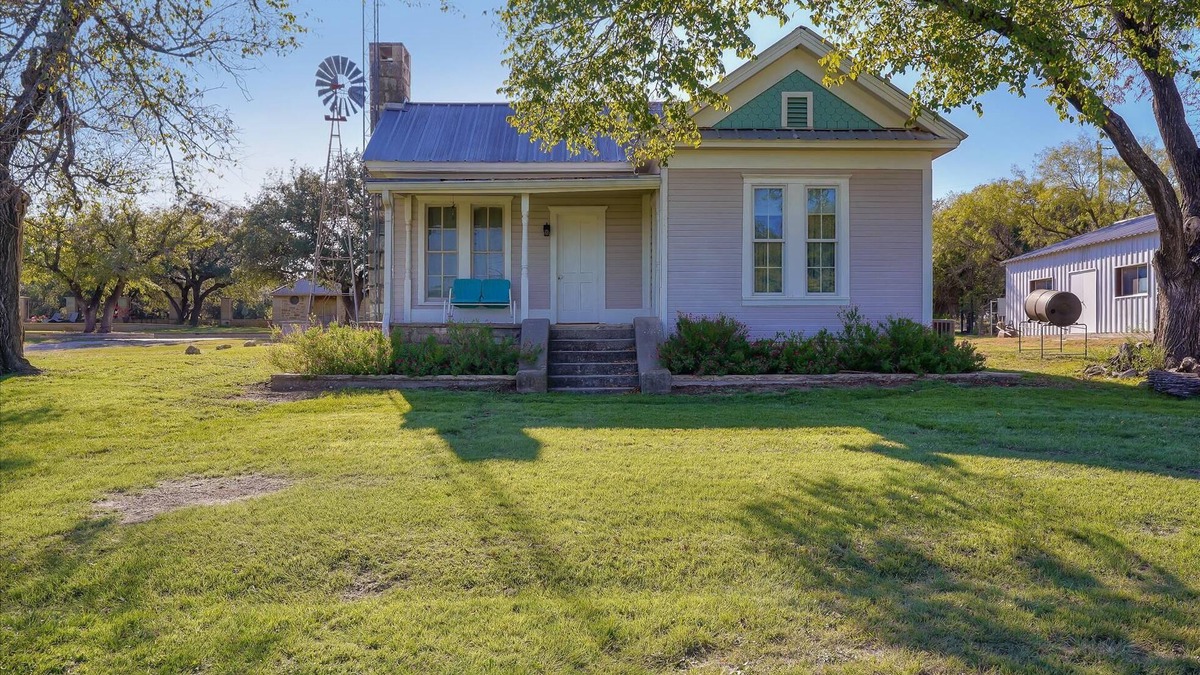 Lampasas House | Tranquil Farmhouse in Natural Setting