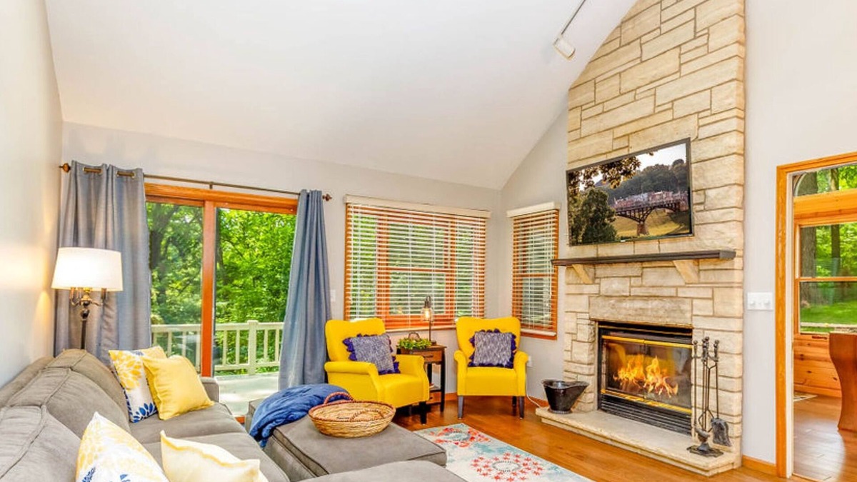 The Galena Territory House | Tranquil Getaway: 3BR All Ensuites: Hot Tub, Fireplace, Firepit | Amenity Access