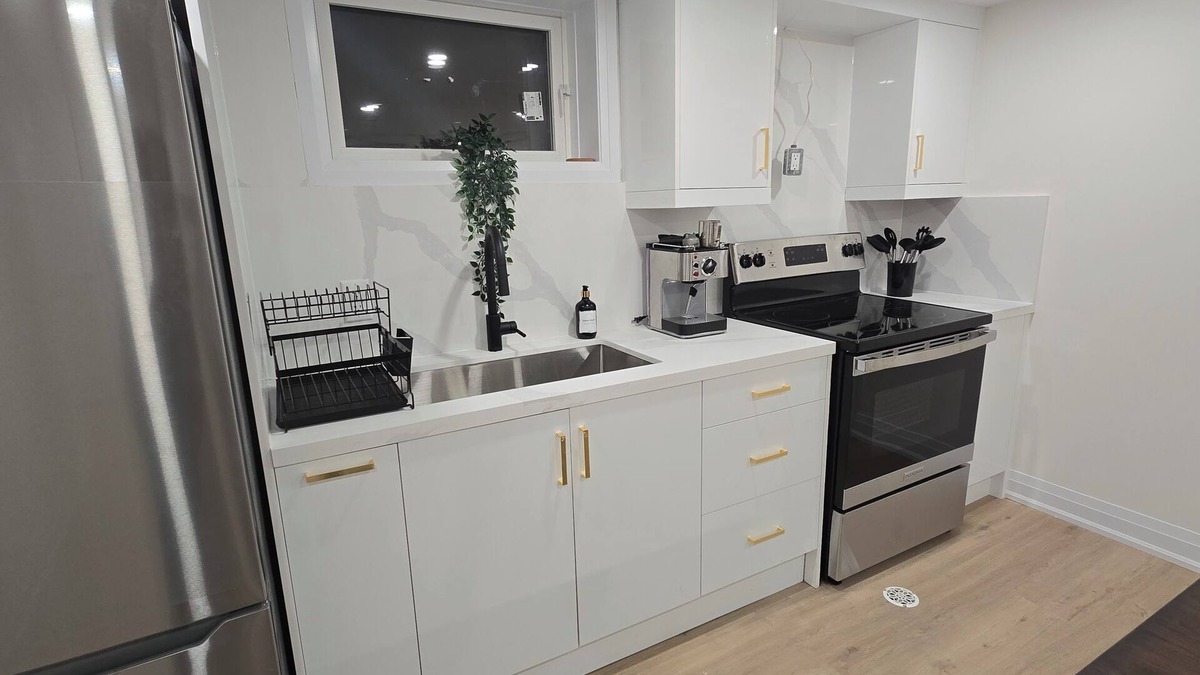 Aldershot House | Tranquil Haven Retreat Full home with 7 Bedroom & 3 Bathrooms- 5 Min. from Lake!