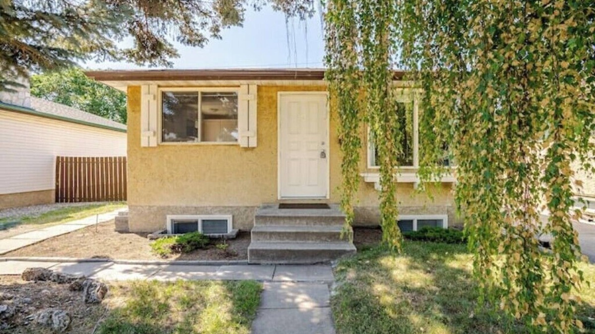 Southwest Calgary House | Tranquil Home in Bracewood Community of Calgary Southwest Alberta.
