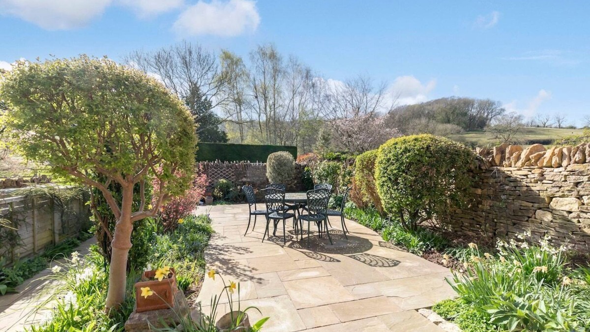Cheltenham House | Tranquil Home on Leckhampton Hill with EV Charger