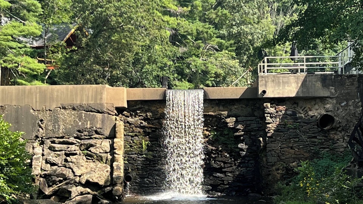 Flat Rock Condo | Tranquil Lakeside Waterfall Retreat