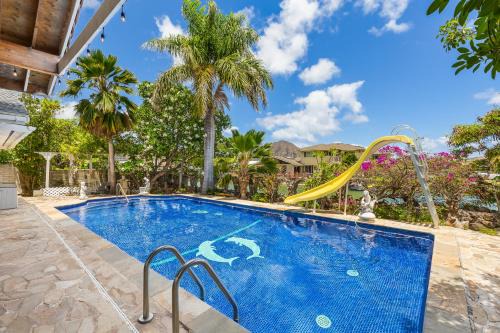 Portlock House | Tranquil Marina Front Pool House Resort