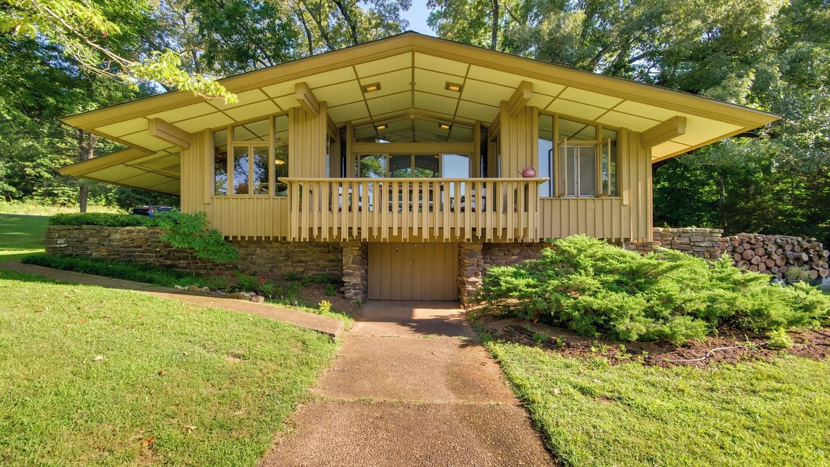 Hardy Cottage | Tranquil Mid-Century Modern Cottage w/Forest View