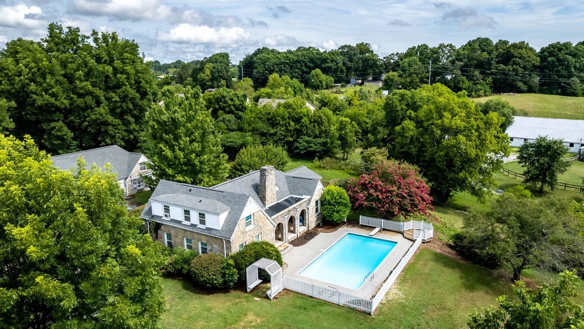 Maryville House | Tranquil Mountain Escape: Luxurious 5-Bedroom Farmhouse with Pool