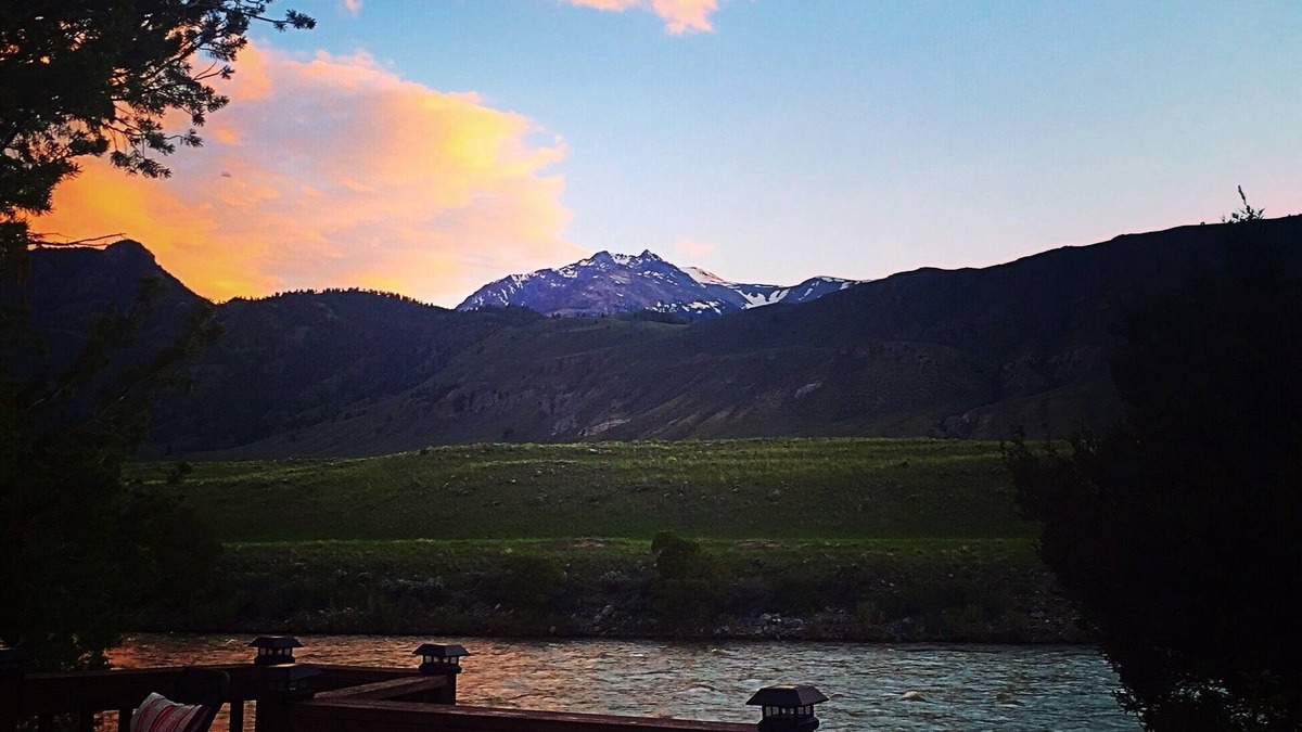 Gardiner House | Tranquil Private Home on the Yellowstone River