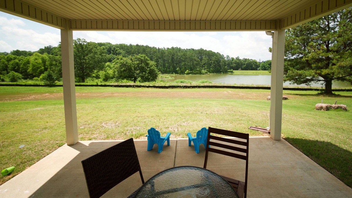 Fayetteville House | Tranquil & Safe Lake Home-great for families