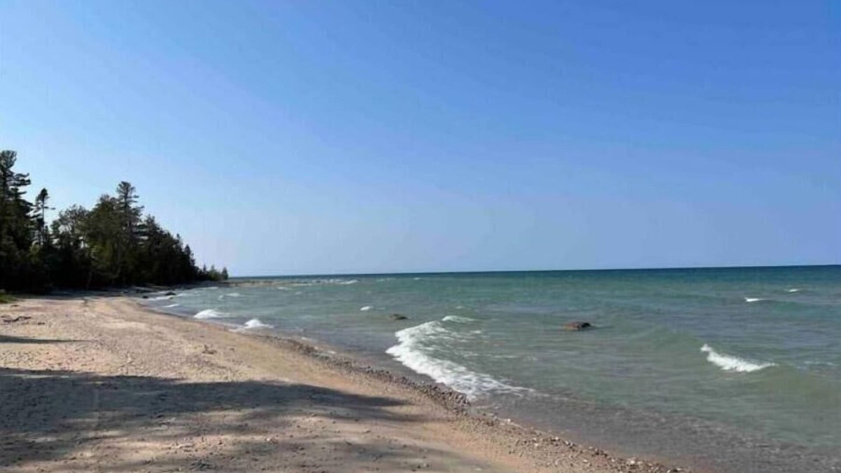 Rogers City House | Tranquil Shores Lake Huron Beachfront-Modern and Luxurious