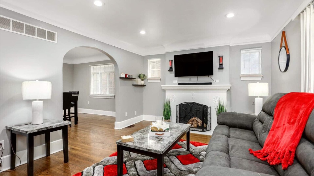 Grosse Pointe Apartment | Tranquil, Stylish & Comfy - Queen Beds